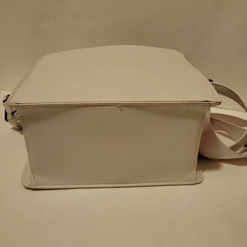 Steve Madden White Handbag with Matching Pouch - Picture 14 of 16